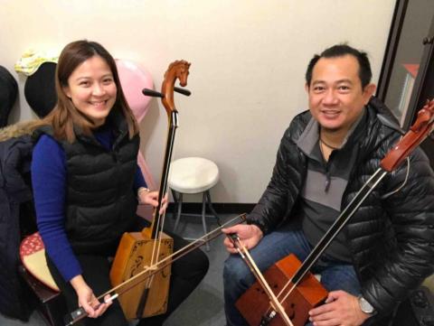 品臻音樂教室/琵琶、二胡、馬頭琴/陳家茵老師 - 家茵老師（左）指導馬頭琴學生