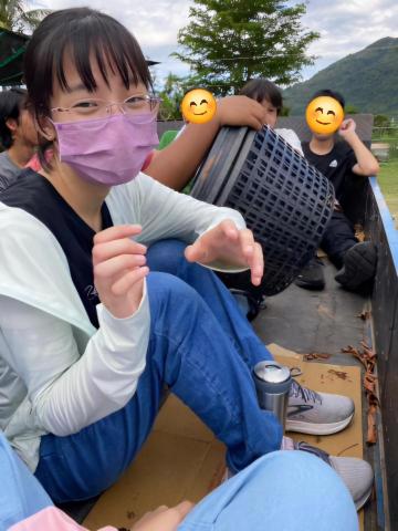 蔡宜珊 - 台東金峰部落嘉蘭教會志工（為隔天早上吉拿夫製作剪採月桃葉與假酸漿葉）