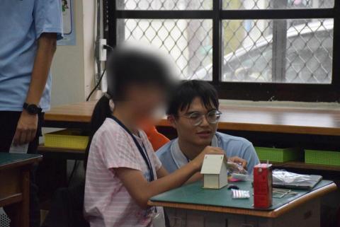 古騏肇 - 在大學的服務隊幫忙帶國小、國中小孩