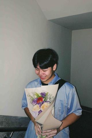 廖哲勗 - 對於情緒，我有比較多的敏銳度，我去參加了「TEDxTunghai U Salon 容貌焦慮藝術療癒花藝工作坊」，圖為我做的一束花，在這個時代，人們不再只關注外在條件，情緒與心理層面的需求也逐漸被看見、重視。

這樣的經驗也影響到我在教學上的態度與方式。我會更留意學生在學習過程中的情緒變化，特別是當他們面對挑戰、壓力或自我懷疑時，我希望能用同理的方式陪伴他們，幫助他們在穩定的情緒中建立自信與學習動機。教學不只是知識的傳遞，也是一種情緒支持與理解的過程。