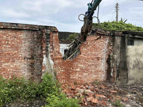 昇岳工程行(怪手整地.打除) - 磚牆拆除