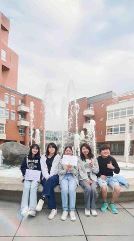 時尚 - 捷克克羅拉夫大學