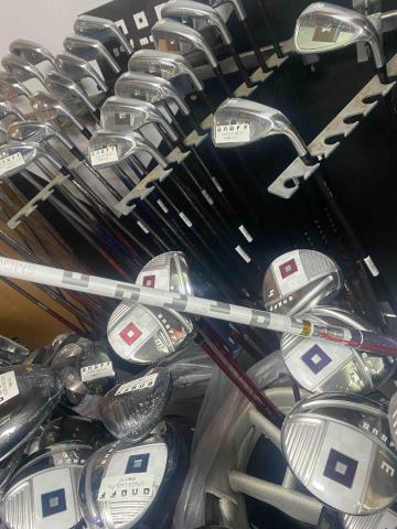 專業高爾夫教練Henry - 避免買錯或是買到較貴的球桿 有配合的高爾夫球具店做折扣喔