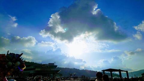 王慧雯 - 逆光下的日月潭