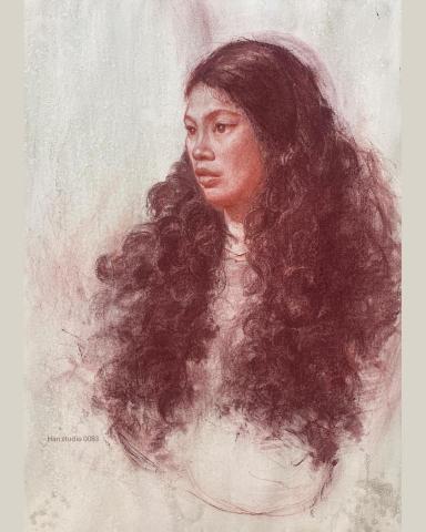 Han studio  邱柏翰 - 在這張人像寫生習作中，不只是畫出「像」的外型，
更透過現場觀察，去設計人物輪廓形狀，與掌握光影節奏、髮絲紋理與表情氣質。
————
我們的素描課帶著你認識
✔ 如何起稿與觀察比例
✔ 用線條強弱與明暗形體描繪層次
✔ 理解不同人物特徵與臉型結構

適合有一點素描基礎，想學習畫人像的你
慢慢學會：如何在素描裡捕捉一個人的神情與氛圍

? 對畫人像有興趣，卻不知道從哪開始？歡迎預約了解素描課!