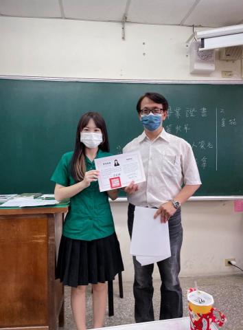 吳彧彤 - 台中女中畢業週數證書合照