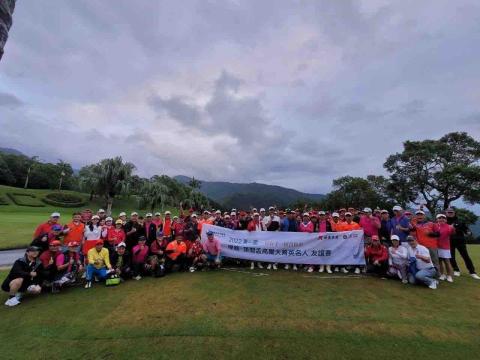 專業高爾夫教練Henry - 帶動高爾夫風氣  帶球隊下場趣