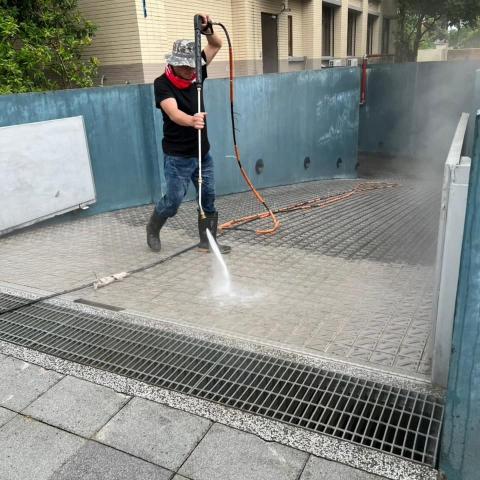 捌號工程 - 往地下室車庫車道高壓清洗