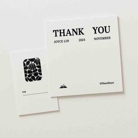 韓葦 - 謝卡 卡片設計｜

以黑白為主視覺，結合文字排版與手繪紋樣，傳遞感謝與質感日常的美學實踐。留白與視覺重心的安排，保留書寫空間，也讓圖像成為訊息之外的情緒媒介。