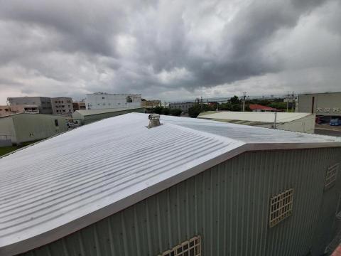 何美工程行 - 場房屋頂浪板防水層完工