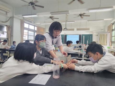 林津鈺 - 擅長設計以學生為中心的自然科探究課程，重視「動手做」與「動腦想」並重的學習歷程