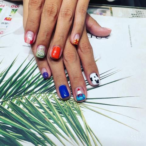 美甲服務 - 依客人想法設計呈現，全手繪凝膠完成✅受顧客好評?