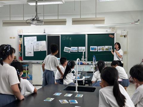 林津鈺 - 擅長差異化教學與分組合作，照顧不同學習程度的學生。