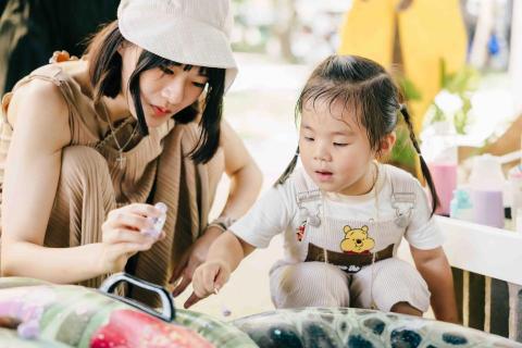 于珊 - 陪小孩在動物園玩耍