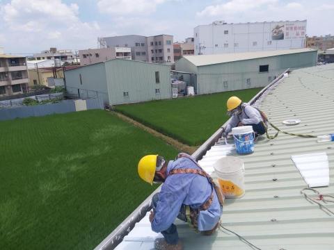 何美工程行 - 福雅場房浪板防水施工中