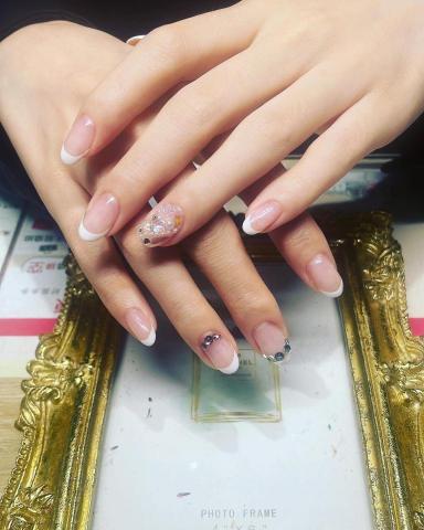 美甲服務 - 依顧客要求的設計款，其中包含法式、滿鑽設計、上下鑽設計、整體設計。
受顧客好評?