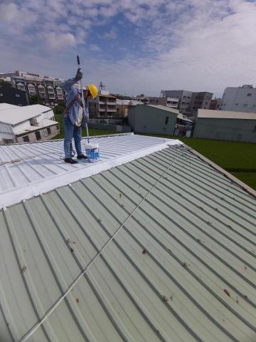何美工程行 - 屋頂浪板防水層施工中
