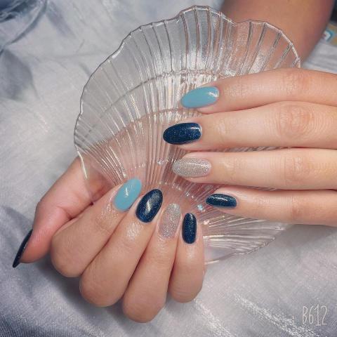 美甲服務 - 單色跳色簡單優雅，受顧客好評?