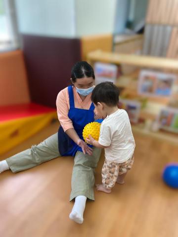 柳佳怡 - 托嬰中心見習，配合老師進行幼兒遊玩活動