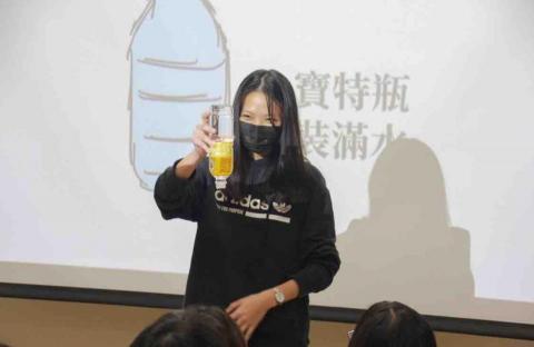 陳家嫻 - 在給小學生的營隊中擔任課程老師