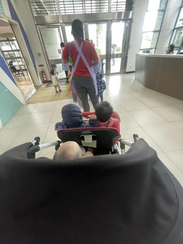 柳佳怡 - 托嬰中心見習陪同老師帶幼兒去散步