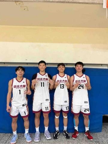 丁致中🏀 - 臺北大學 一般組男籃 同屆兄弟合照