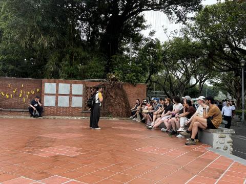 游采樺 Vicky - 英文導覽員(圖為解釋228事件)