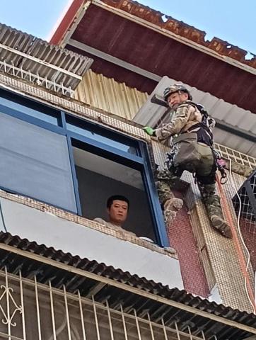 鑫鉑實業有限公司 - 鳳山外牆防水懸吊施工