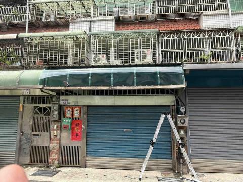 鐵件職人企業社 - 上面鋁綠浪板彎的地方用綠顆3mmPC板收尾