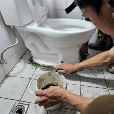穩妥當抓漏工程行 - 馬桶按裝