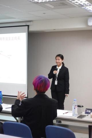 Jasmin  - 在進行商業分析演講