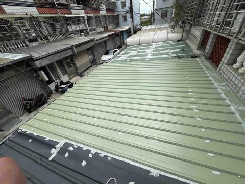 鐵件職人企業社 - 原本客人PC板龜裂漏水 客人直接拆掉Pc板更換浪板