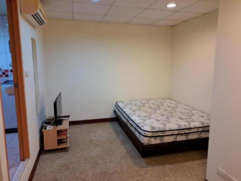 提供刷油漆服務的專家小和&rarr;清運+油漆+清潔