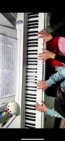 鋼琴家教 - 國小三年級和五年級姐妹四手聯彈聖誕歌