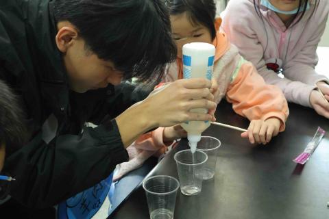 束承叡 - 教小學生做科學實驗