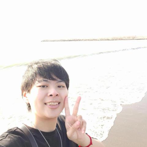 提供aveda純香洗髮精服務的專家洪婉純