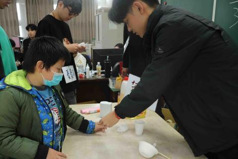 束承叡 - 教導小學生做科學實驗