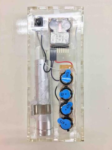 杜宇彤 - 專利作品-鋅空氣電池氧氣警報器（成品）

這件作品的初衷，是想證明「科學其實離我們的生活很近」。我們從日常生活中觀察到空氣品質與呼吸安全的重要性，進而發想出一個以簡單生活用品組裝的「簡易氧氣警報器」。從初期構想到後來的手作實作，我們不靠高科技儀器，而是透過創意思考與不斷的實驗測試，讓裝置能有效感知環境中氧氣濃度的變化並發出警報。

這個過程不只訓練我們如何設計與操作科學實驗，更讓我深刻體會到，只要願意思考、觀察與動手，科學其實可以很親近，也能很有趣。最終這件作品榮獲全國科展第二名及KLESF國際科學展競賽