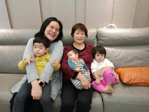 媽咪貝比MamyBaby - 【  虛心接受公司專業指導並持續精進的北部12號許阿姨   ?    】
#北部12號許阿姨,由於服務品質佳,產婦們口耳相傳,一直是指定率很高的熱門月嫂。
但許阿姨並不滿足於現狀,持續跟公司內部其他優秀月嫂請教、交流,只希望自己的服務品質能越來越好。
我們接受了產婦的委託,就必須拿出最好的表現,專業的服務人員要懂得自我調適壓力、與時俱進新知,也可以尋求公司的協助,讓自己維持在最好的狀態。 媽咪貝比MamyBaby - 【  虛心接受公司專業指導並持續精進的北部12號許阿姨   ?    】
#北部12號許阿姨,由於服務品質佳,產婦們口耳相傳,一直是指定率很高的熱門月嫂。
但許阿姨並不滿足於現狀,持續跟公司內部其他優秀月嫂請教、交流,只希望自己的服務品質能越來越好。
我們接受了產婦的委託,就必須拿出最好的表現,專業的服務人員要懂得自我調適壓力、與時俱進新知,也可以尋求公司的協助,讓自己維持在最好的狀態。