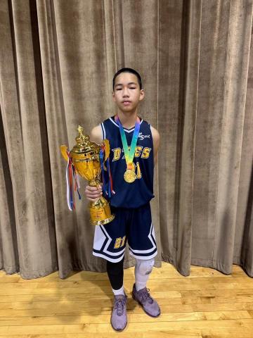 張教練 - 教練學生在接受訓練後,常常在比賽中打出精彩表現,拿到全隊最高得分,並多次獲得最佳球員獎項,最終也進入理想的國中甲組學校,今年該所學校也獲得全國第4名的好成績 張教練 - 教練學生在接受訓練後,常常在比賽中打出精彩表現,拿到全隊最高得分,並多次獲得最佳球員獎項,最終也進入理想的國中甲組學校,今年該所學校也獲得全國第4名的好成績