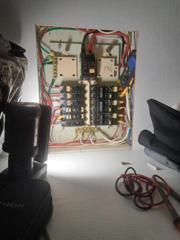 卓文勝 - 電閘故障，導致冷氣一直斷電