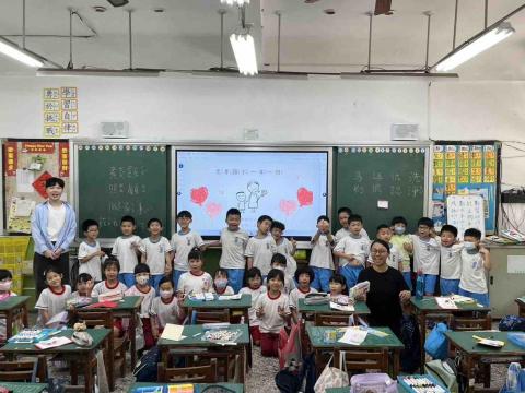 陳宥愷 - 入班實習帶活動（左上角藍色襯衫男生）