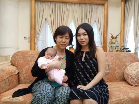 媽咪貝比MamyBaby -   #善於傾聽的優質月嫂:北部74號李阿姨 》
? 李阿姨跟公司配合很多年了,是個讓人放心的好幫手。
社會歷練豐富的李阿姨,除了善於觀察產婦的需求、細心關注寶寶的發展,更能耐心傾聽產婦。
“產後的媽咪通常有點脆弱、有點情緒、也有滿滿的喜悅跟期待感,是很複雜的心理狀態,需要我們耐心去傾聽她真正需要的是什麼 ” 李阿姨曾經這麼說過 
因此,如果產婦願意聊聊,李阿姨有很多專業知識跟媽媽經可以跟您分享 媽咪貝比MamyBaby -   #善於傾聽的優質月嫂:北部74號李阿姨 》
? 李阿姨跟公司配合很多年了,是個讓人放心的好幫手。
社會歷練豐富的李阿姨,除了善於觀察產婦的需求、細心關注寶寶的發展,更能耐心傾聽產婦。
“產後的媽咪通常有點脆弱、有點情緒、也有滿滿的喜悅跟期待感,是很複雜的心理狀態,需要我們耐心去傾聽她真正需要的是什麼 ” 李阿姨曾經這麼說過 
因此,如果產婦願意聊聊,李阿姨有很多專業知識跟媽媽經可以跟您分享