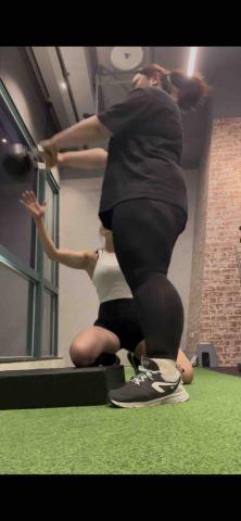 楊靜雯 - 「一顆壺鈴，啟動全身！」
今天跟教練練習了 Kettlebell Swing ?️
看似簡單，其實超講技巧！

這個動作不是用手揮壺鈴，而是靠「髖部發力」帶動，練的是臀腿爆發力和核心穩定。
