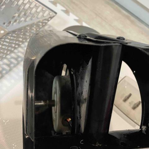 廣源電器清潔-冷氣機/洗衣機/排油煙機/熱水器清洗 - 集油槽內清洗後