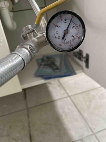 Hydraco 水合 | 免打牆科技抓漏/冷熱管線/奈米防水 - 灌注冷水管持壓七，每一家漏水狀況不同，持壓位置要依現場狀況而定