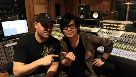 KWC - 在美國Avatar studio, 與lady gaga御用錄音師合照