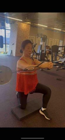 楊靜雯 - ?【年長者核心訓練推薦】
?動作名稱：Cable半跪姿棒式腹前推
?適合族群：銀髮族／核心無力者／下背常痠痛者

這個動作透過Cable阻力＋半跪姿勢，安全地啟動腹部深層核心肌群，特別是抗旋轉穩定力，有效幫助：
✅ 預防跌倒
✅ 改善下背壓力
✅ 增強日常活動穩定性（如提物、走路、轉身）
