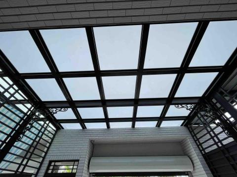 創鑫鋁門窗 - 1F前車庫
玻璃採光罩 
骨架採用鋁合金10x10cm
玻璃採用5灰+5光膠合玻璃
