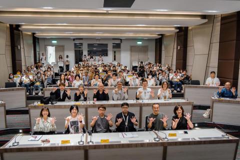 日文即時/逐步/隨行口譯(工商會議/展場)林大凱 - 2025南投草屯65工藝節活動講堂大合照(@南投縣國立臺灣工藝研究發展中心) 日文即時/逐步/隨行口譯(工商會議/展場)林大凱 - 2025南投草屯65工藝節活動講堂大合照(@南投縣國立臺灣工藝研究發展中心)